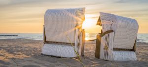 Strandkörbe am Meer